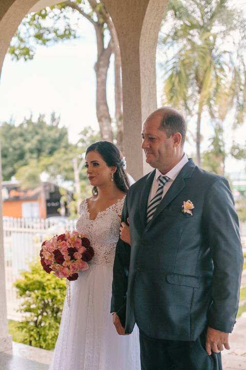 pai da noiva levando ela até o altar'