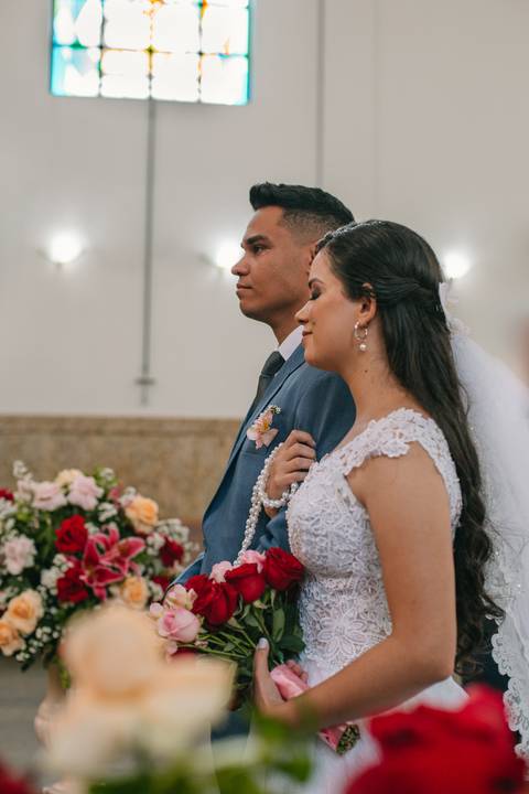noivos na igreja'