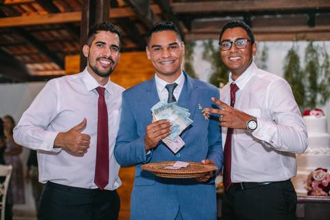 passando a gravata no casamento'