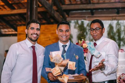 passando a gravata no casamento'