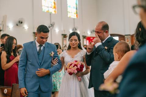 pai da noiva emocionado'