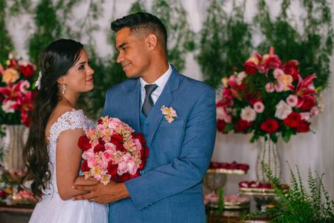 fotos dos noivos na mesa do bolo'