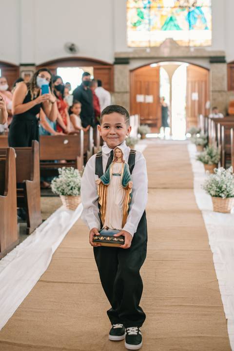 Pajem levando imagem de Maria até o altar'