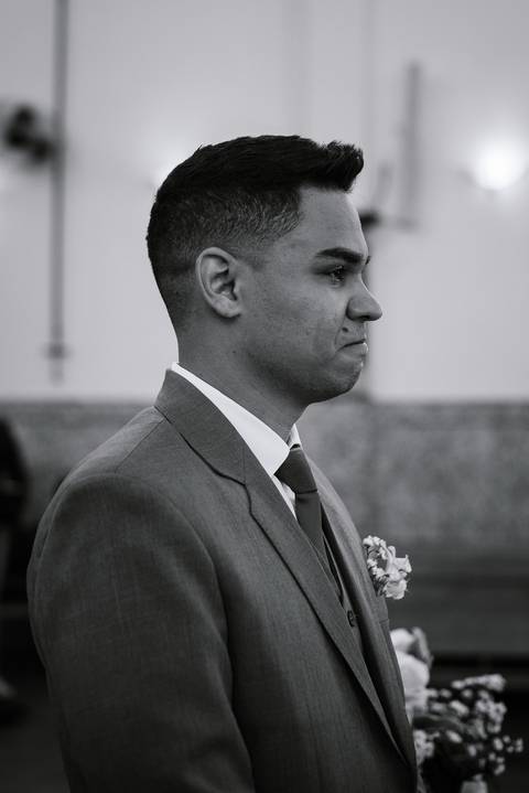 Noivo chorando na entrada da noiva'