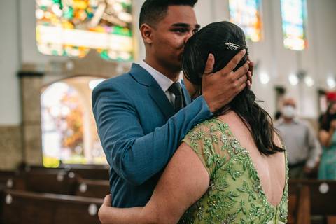 Noivo emocionado na entrada'