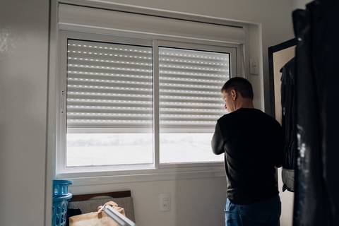 Noivo se preparando para o casamento em Lajeado, momento íntimo registrado antes da cerimônia.'