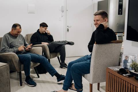 Making of do noivo com amigos e familiares em Lajeado na Casa Irmando. Foto por Alba Estúdio.'