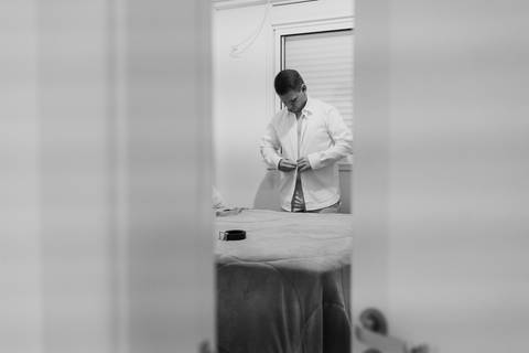 Noivo se preparando para o casamento em Lajeado na Casa Irmando. Foto documental por Alba Estúdio.'