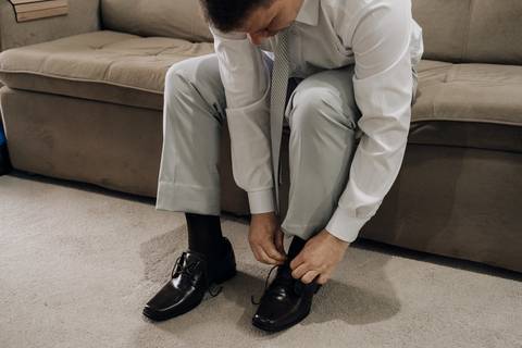  Detalhe do noivo se arrumando no dia do casamento em Lajeado na Casa Irmando. Fotografia por Alba Estúdio.'