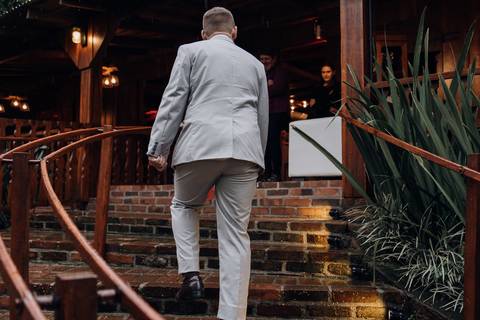 Chegada do noivo à Casa Irmando para cerimônia de casamento em Lajeado. Foto por Alba Estúdio.'