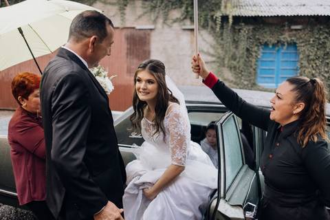Noiva chegando para o casamento em dia de chuva em Lajeado na Casa Irmando. Registro emocional feito pelo Alba Estúdio.'