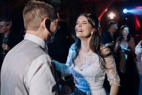 Noiva se diverte e sorri ao lado do noivo durante a recepção de casamento na Casa Irmando, em Lajeado. Fotografia de Alba Estúdio.'