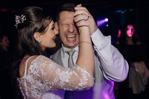 Casal de noivos dança e sorri durante a festa de casamento na Casa Irmando, em Lajeado. Imagem feita por Alba Estúdio.'