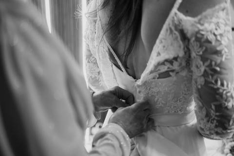 Fotografia de casamento em Lajeado, detalhe do vestido sendo fechado pela mãe da noiva no Refugio do sitio'