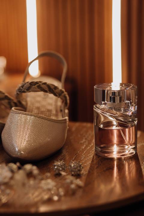 Detalhes do perfume, brincos e sapato da noiva em Lajeado, fotografia feita no refugio do sitio'