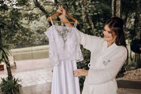 Noiva segurando seu vestido antes da cerimônia, momento espontâneo registrado na refugio do sitio'