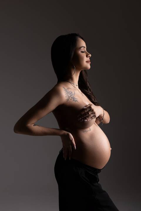 Ensaio gestante criativo em preto e branco com casal em pose divertida e romântica, celebrando a espera pelo bebê. Fotografia do Alba Estúdio em Lajeado, RS.'