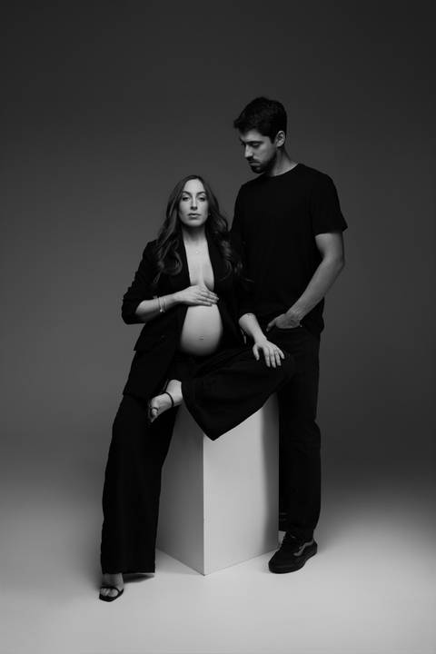 Ensaio gestante elegante de casal, com looks pretos, pose editorial e fotografia em preto e branco na espera por Pietro. Retrato produzido pelo Alba Estúdio em Lajeado, RS.'