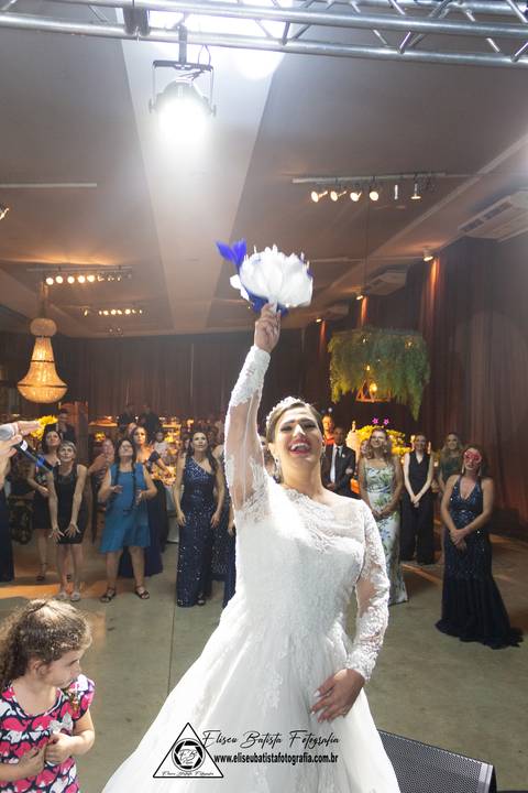 Eliseu Batista fotografia - Vila dorana- casamento Ana Carolyna e Júlio Cesar em Matão SP - noiva jogando o buquê'