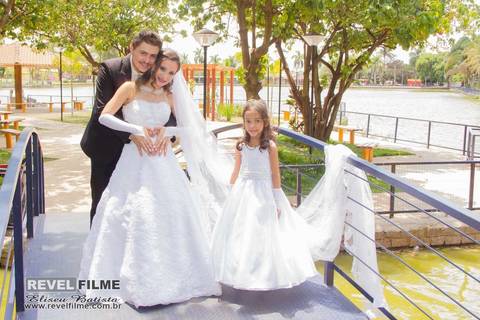 Casamento Ana Carolina e Luiz Fernando paróquia São Sebastião jardim paraíso em matão sp fotos por Eliseu Batista fotógrafo Revelfilme fotos durante o dia na praça do lago em matão sp'