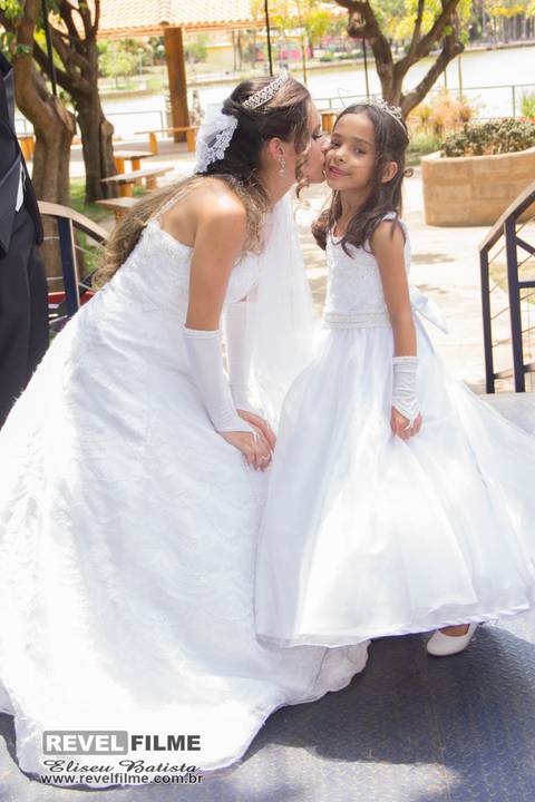 Casamento Ana Carolina e Luiz Fernando paróquia São Sebastião jardim paraíso em matão sp fotos por Eliseu Batista fotógrafo Revelfilme fotos durante o dia na praça do lago em matão sp'