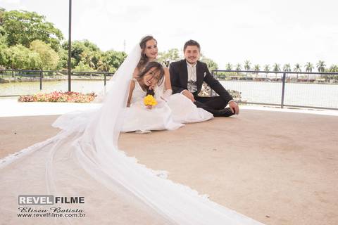Casamento Ana Carolina e Luiz Fernando paróquia São Sebastião jardim paraíso em matão sp fotos por Eliseu Batista fotógrafo Revelfilme fotos durante o dia na praça do lago em matão sp'