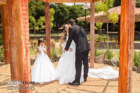 Casamento Ana Carolina e Luiz Fernando paróquia São Sebastião jardim paraíso em matão sp fotos por Eliseu Batista fotógrafo Revelfilme fotos durante o dia na praça do lago em matão sp'