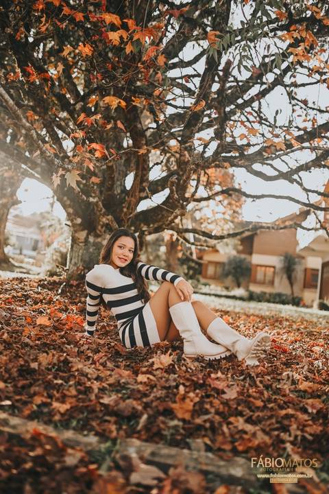 ensaio-15-anos, fotografia-15-anos, book-15-anos, ensaio-feminino, ensaio-juvenil, fotos-quinze-anos, ensaio-autoral, fotografo-15-anos, ensaio-no-outono, fotos-com-folhas, ensaio-na-natureza, book-ao-ar-livre, ensaio-natural, look-de-outono, '