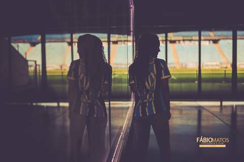 15-anos-session-sessão-pré-15-anos-carla-fábio-matos-fotografia-fotógrafo-rs-r.s-porto-alegre-vale-dos-sinos-arena-do-gremio-fotos-diferentes-região-festa-estádio-ensaio-girl-menina'