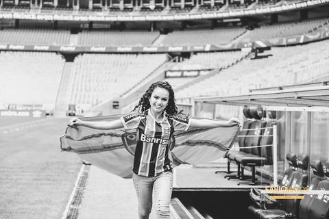 15-anos-session-sessão-pré-15-anos-carla-fábio-matos-fotografia-fotógrafo-rs-r.s-porto-alegre-vale-dos-sinos-arena-do-gremio-fotos-diferentes-região-festa-estádio-ensaio-girl-menina'