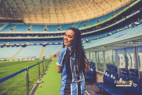 15-anos-session-sessão-pré-15-anos-carla-fábio-matos-fotografia-fotógrafo-rs-r.s-porto-alegre-vale-dos-sinos-arena-do-gremio-fotos-diferentes-região-festa-estádio-ensaio-girl-menina'