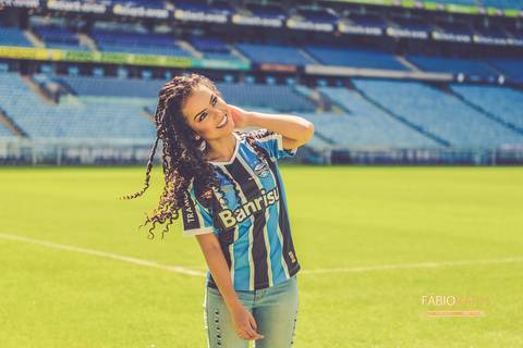 15-anos-session-sessão-pré-15-anos-carla-fábio-matos-fotografia-fotógrafo-rs-r.s-porto-alegre-vale-dos-sinos-arena-do-gremio-fotos-diferentes-região-festa-estádio-ensaio-girl-menina'