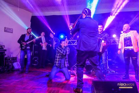 Douglas-e-Jenifer -Fábio-Matos - Casamento-postar - wedding-fotografia-fotos-diferentes-casamentos-serra-rs-r.s-vestido-bouque-noiva-noivos-casório-alegria-felicidade-fotógrafo'