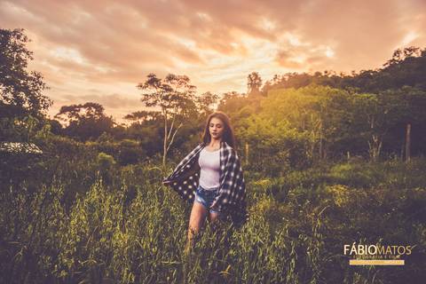 15-anos-sessão-book-fotos-diferentes-fotógrafo-top-profissional-fotografia-session-rs-novo-hamburgo-cavalo-família-fumaça-égua-flor-'