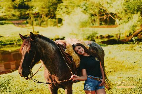 15-anos-sessão-book-fotos-diferentes-fotógrafo-top-profissional-fotografia-session-rs-novo-hamburgo-cavalo-família-fumaça-égua-flor-primavera-por-do-sol-tinta '