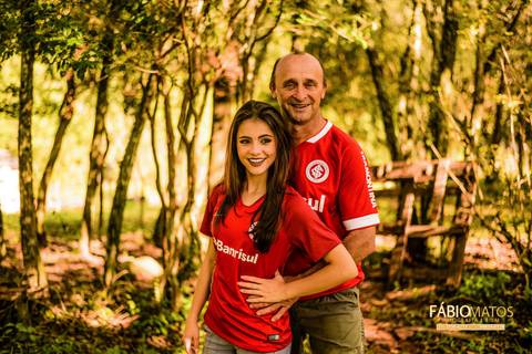 15-anos-sessão-book-fotos-diferentes-fotógrafo-top-profissional-fotografia-session-rs-novo-hamburgo-cavalo-família-fumaça-égua-flor-primavera-por-do-sol-tinta '