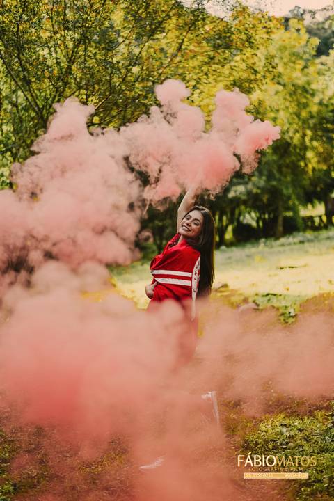 15-anos-sessão-book-fotos-diferentes-fotógrafo-top-profissional-fotografia-session-rs-novo-hamburgo-cavalo-família-fumaça-égua-flor-primavera-por-do-sol-tinta '