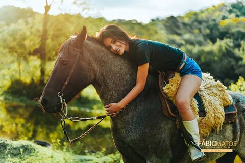 15-anos-sessão-book-fotos-diferentes-fotógrafo-top-profissional-fotografia-session-rs-novo-hamburgo-cavalo-família-fumaça-égua-flor-'