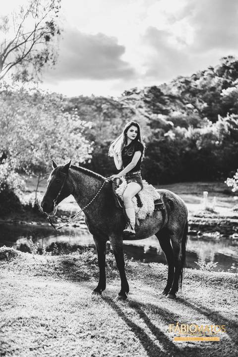 15-anos-sessão-book-fotos-diferentes-fotógrafo-top-profissional-fotografia-session-rs-novo-hamburgo-cavalo-família-fumaça-égua-flor-'