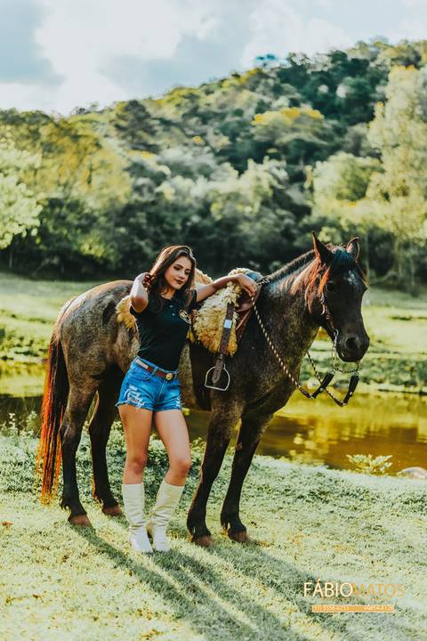 15-anos-sessão-book-fotos-diferentes-fotógrafo-top-profissional-fotografia-session-rs-novo-hamburgo-cavalo-família-fumaça-égua-flor-'