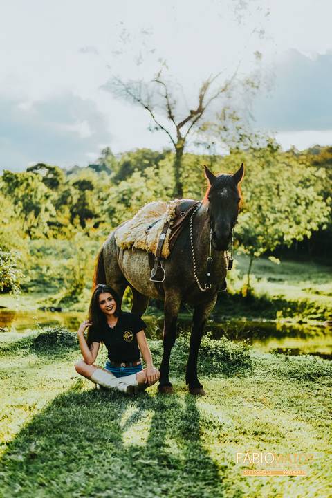 15-anos-sessão-book-fotos-diferentes-fotógrafo-top-profissional-fotografia-session-rs-novo-hamburgo-cavalo-família-fumaça-égua-flor-primavera-por-do-sol-tinta '