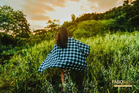 15-anos-sessão-book-fotos-diferentes-fotógrafo-top-profissional-fotografia-session-rs-novo-hamburgo-cavalo-família-fumaça-égua-flor-primavera-por-do-sol-tinta '