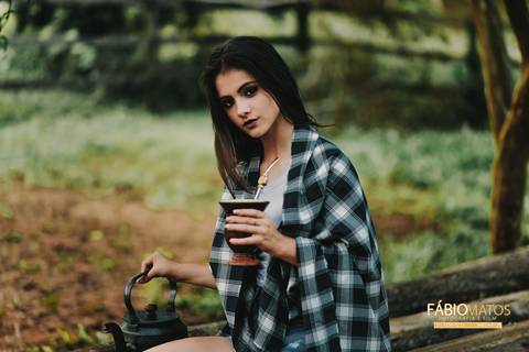 15-anos-sessão-book-fotos-diferentes-fotógrafo-top-profissional-fotografia-session-rs-novo-hamburgo-cavalo-família-fumaça-égua-flor-primavera-por-do-sol-tinta '