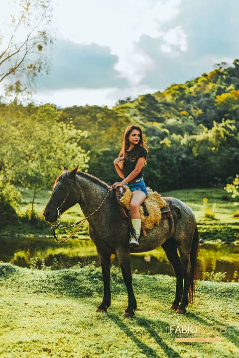 15-anos-sessão-book-fotos-diferentes-fotógrafo-top-profissional-fotografia-session-rs-novo-hamburgo-cavalo-família-fumaça-égua-flor-primavera-por-do-sol-tinta '