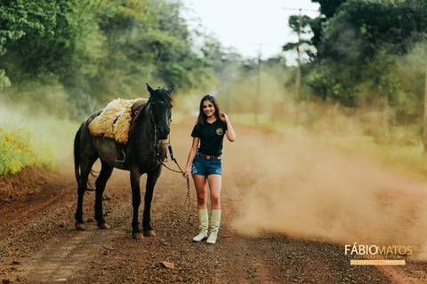 15-anos-sessão-book-fotos-diferentes-fotógrafo-top-profissional-fotografia-session-rs-novo-hamburgo-cavalo-família-fumaça-égua-flor-'