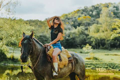 15-anos-sessão-book-fotos-diferentes-fotógrafo-top-profissional-fotografia-session-rs-novo-hamburgo-cavalo-família-fumaça-égua-flor-'