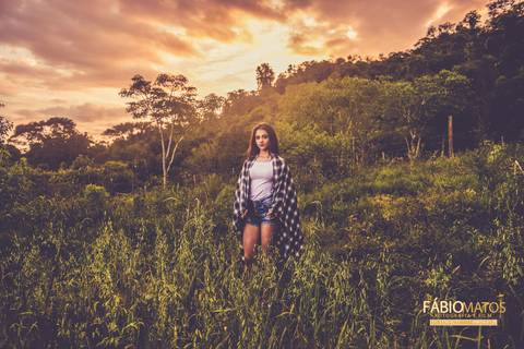 15-anos-sessão-book-fotos-diferentes-fotógrafo-top-profissional-fotografia-session-rs-novo-hamburgo-cavalo-família-fumaça-égua-flor-primavera-por-do-sol-tinta '