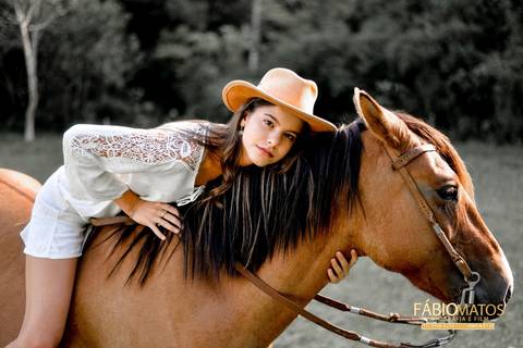 raissa-15-anos-ensaio-debutante-sessão-15th-fotografia-família-fotos-fotógrafo-ivoti-rs-cavalo-carro-cachorro-princesa-sonho'