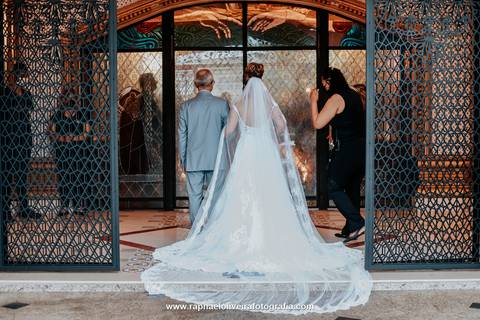 Casamento, paroquia santissima trindade, noiva com madrinha, casamento em sp, virei noiva, como organizar um casamento, espaços para casamento, fotógrafos para casamento, casamento no campo, casamento no por do sol, raphael oliveira fotografiaCasamento, p'