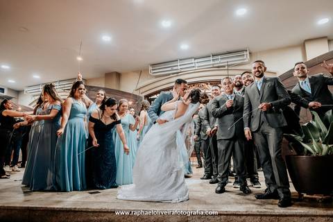 Casamento, paroquia santissima trindade, noiva com madrinha, casamento em sp, virei noiva, como organizar um casamento, espaços para casamento, fotógrafos para casamento, casamento no campo, casamento no por do sol, raphael oliveira fotografia'